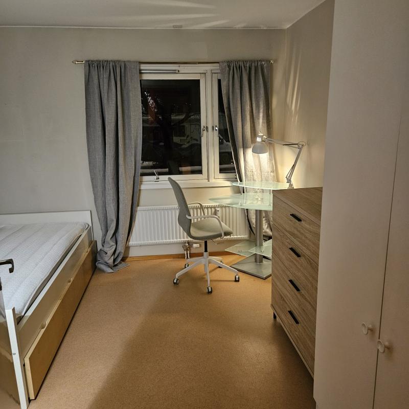 Pokój do wynajęcia 11m2 w mieszkaniu 3-pokojowym na Holmlia (Strefa 1, max 30 min do Oslo S)