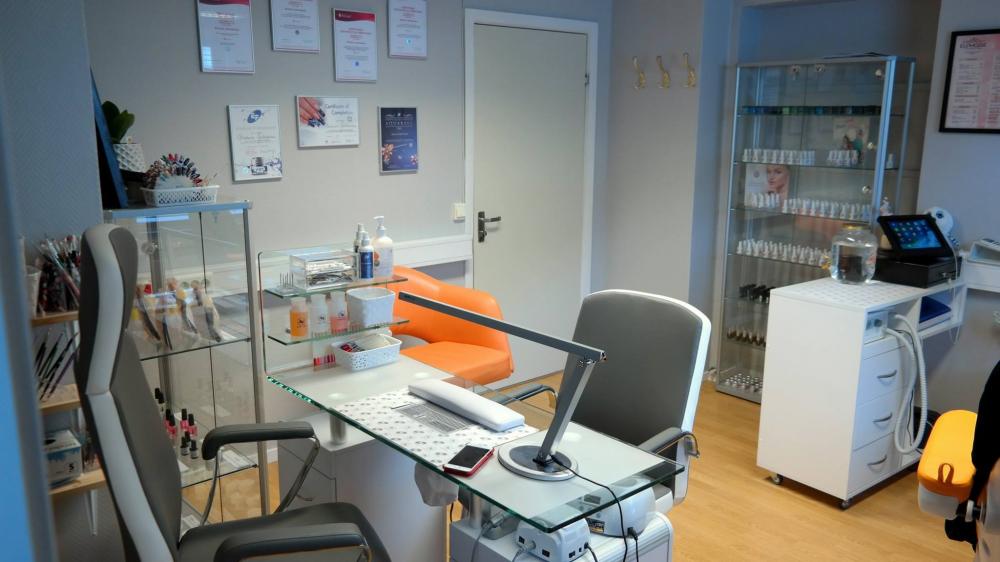 Zatrudnię do pracy w salonie kosmetycznym